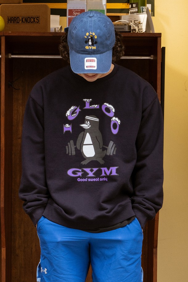 이글루 짐 스웻셔츠 (다크 네이비)는 남녀 공용으로, 피트니스 및 일상에서 모두 활용 가능한 스포티하고 캐주얼한 스타일의 스웻셔츠입니다. 두꺼운 두께감으로 봄, 가을, 겨울 시즌에 착용하기 좋으며, 부드러운 촉감을 자랑합니다. 면 70%, 폴리에스터 30% 혼방 소재에 흡습 및 속건 기능을 더해 활동성을 높였습니다. 오버핏 라운드넥 디자인에 로고 및 러버 프린트 나염, THREE-NEEDLE STITCH 공법을 사용하여 디자인 완성도를 높였습니다. 겨울 데일리룩과 피트니스룩 모두에 잘 어울리는 미니멀한 디자인의 스웻셔츠입니다.
