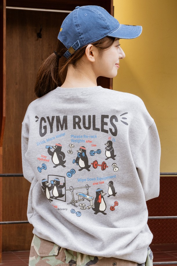 짐 룰즈 스웻셔츠 (스포츠 그레이)는 남녀 모두 착용 가능한 스포티하고 캐주얼한 스타일의 상의입니다. 피트니스, 겨울 데일리룩 등 다양한 TPO에 적합하며, 봄, 가을, 겨울 계절에 활용하기 좋습니다. 부드러운 면과 폴리에스테르 혼방 소재로 제작되어 흡습 및 속건 기능을 갖췄습니다. 두꺼운 두께감과 루즈핏 또는 레귤러핏으로 편안한 착용감을 제공하며, 라운드넥과 긴소매 디자인입니다. 삼중 바늘 스티치 공법과 짐 룰즈 텍스트, 러버 프린트가 앞면과 뒷면에 적용되어 퀄리티를 높였습니다.
