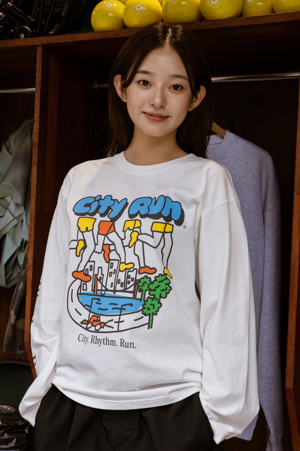 오프 화이트 색상의 시티 런 긴팔 티셔츠입니다. 남녀 공용으로, 러닝, 운동, 일상에서 활용하기 좋은 아이템입니다. 부드러운 면 소재로 제작되어 여름철에도 시원하게 착용 가능하며, 레귤러핏 또는 오버핏으로 편안한 착용감을 선사합니다. 스포티, 캐주얼, 미니멀 스타일을 모두 소화하며, THREE-NEEDLE STITCH 기법으로 내구성을 높였습니다. 고급 나염 기법의 프린팅과 뒤틀림이 적은 원사를 사용하여 퀄리티를 높였으며, 라운드넥, 긴소매 디자인으로 러닝룩, 휴가룩, 여행룩 등 다양한 TPO에 맞춰 코디할 수 있습니다.
