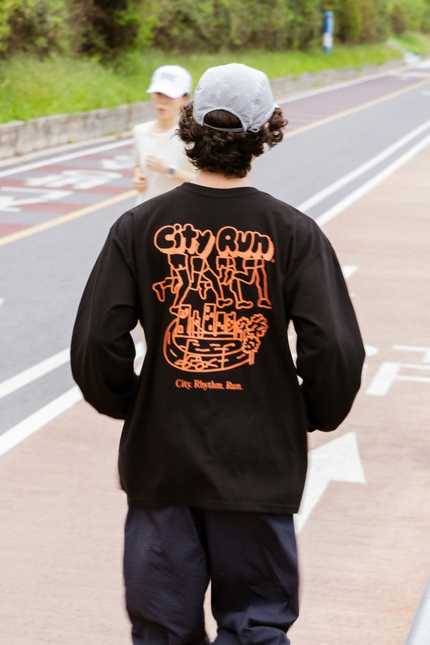 시티 런 긴팔 티셔츠 (블랙)는 러닝, 일상, 피트니스 활동에 적합한 남녀 공용 긴팔 티셔츠입니다. 부드러운 면 소재로 제작되어 얇고 가벼운 착용감을 제공하며, 봄, 여름 시즌에 활용하기 좋습니다. 오버핏 또는 루즈핏으로 편안하게 착용할 수 있으며, 라운드넥 디자인에 블랙 컬러, 스포티하고 캐주얼한 스타일을 연출합니다. THREE-NEEDLE STITCH 공법과 고품질 러버 프린팅, 프린팅 라벨 디자인으로 마감하여 내구성과 디자인 완성도를 높였습니다. 흡습 기능이 있어 쾌적하게 활동할 수 있습니다.
