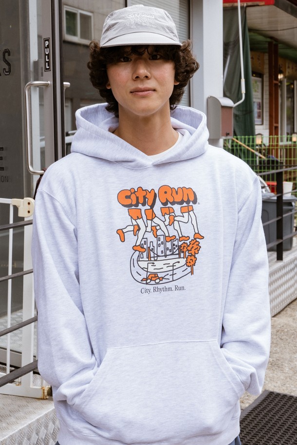 **시티 런 후디 (1% 멜란지)**는 남녀 모두 착용 가능한 스포티하고 캐주얼한 스타일의 후디입니다. 멜란지 그레이 컬러의 이 후디는 러닝, 운동 또는 일상복으로 활용하기 좋으며, 봄, 가을, 겨울 계절에 적합합니다. 부드러운 면과 폴리에스터 혼방 소재로 제작되어 흡습 및 속건 기능을 제공하며, 두꺼운 두께감으로 따뜻함을 더합니다. 러버 나염 프린트와 Three-needle stitch 봉제로 내구성을 강화했으며 형태 유지력이 우수합니다. 오버핏 또는 레귤러핏으로 편안하게 착용할 수 있으며, 긴 소매와 후드 디자인이 특징입니다.
