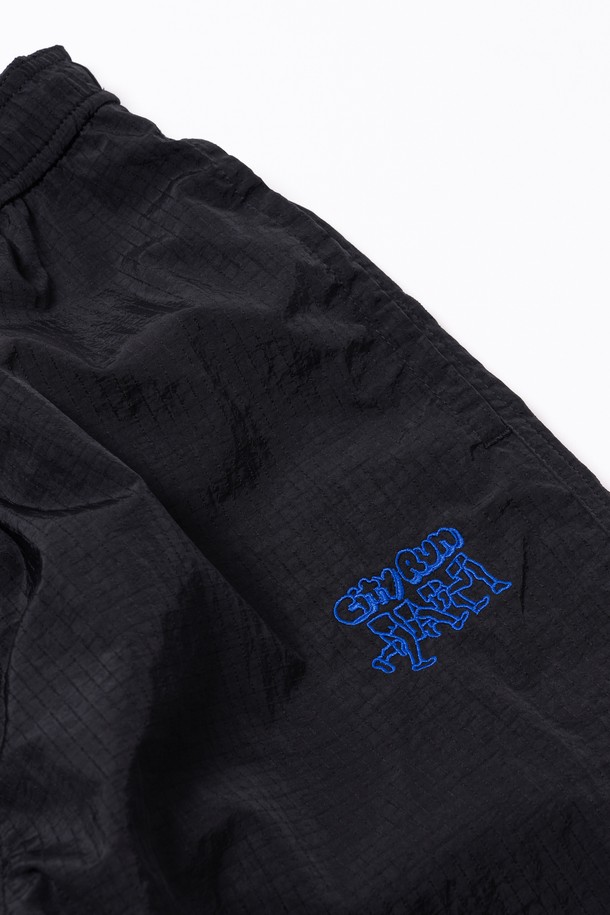 클라우드 러너 팬츠 (블랙)는 남녀 모두 착용 가능한 사계절용 러닝 팬츠입니다. 경량의 나일론 소재와 신축성 있는 기능으로 편안한 착용감을 제공하며, 더블 립스탑 원단으로 내구성을 강화했습니다. 레귤러핏으로 제작되었으며, 스포티하면서도 미니멀한 스타일을 연출합니다. 러닝룩 또는 운동, 일상복으로 활용하기 좋으며, 자수 로고 디테일이 돋보입니다. 얇고 부드러운 촉감의 블랙 컬러 팬츠입니다.
