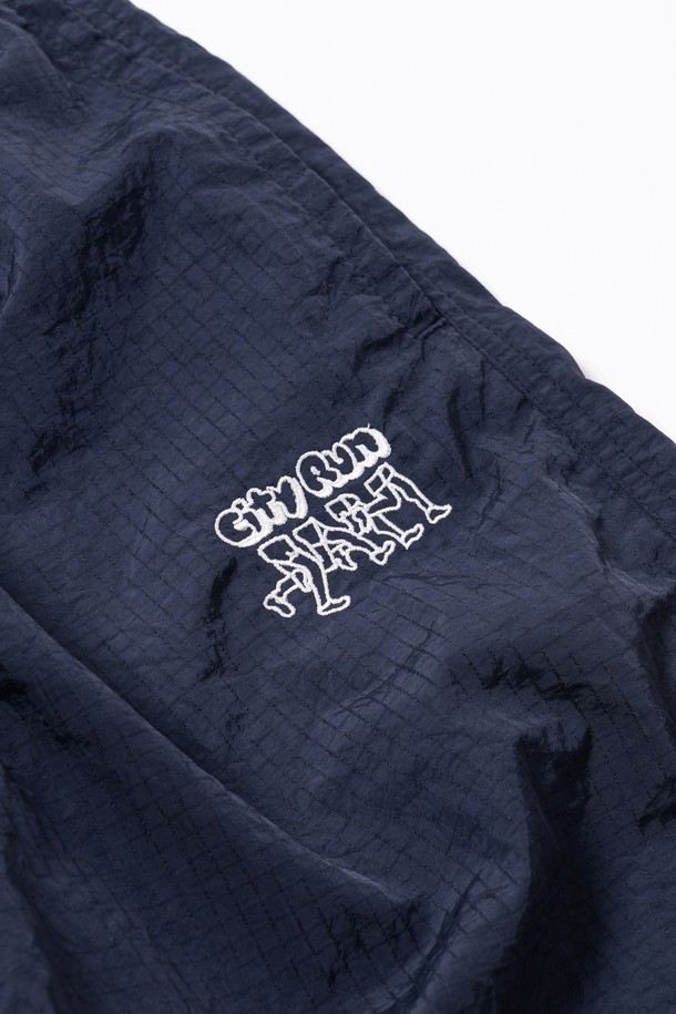 클라우드 러너 팬츠 (네이비)는 러닝과 피트니스 활동에 적합한 여성 및 남성용 긴바지입니다. 스포티한 스타일의 이 바지는 사계절 내내 착용 가능하며, 얇은 두께감과 오버핏 또는 레귤러핏으로 편안한 착용감을 제공합니다. 내구성이 강화된 더블 립스탑 원단과 자수 디테일이 특징이며, 세탁 후에도 형태가 유지됩니다. 밴딩 처리로 활동성을 높였으며, 미니멀한 디자인과 스퀘어 패턴이 돋보입니다.
