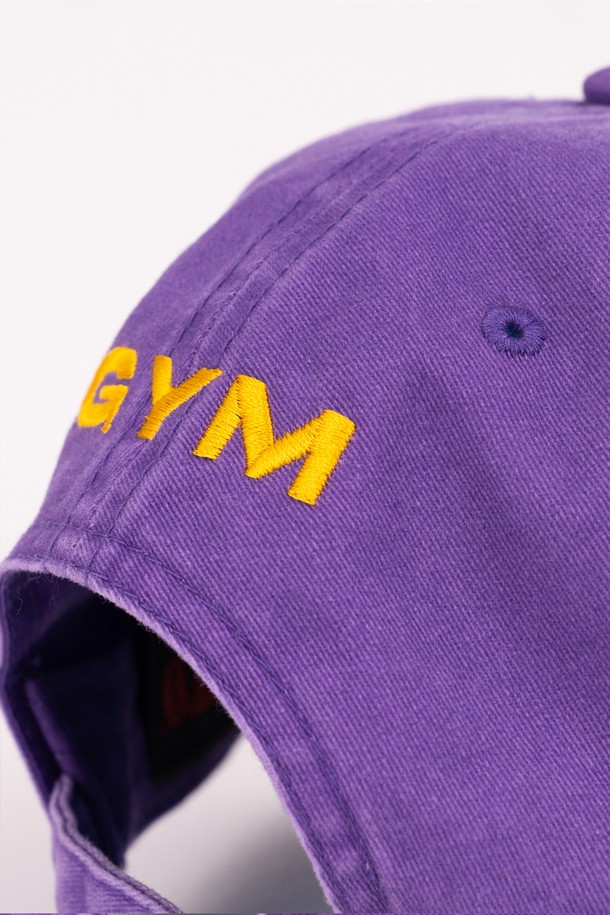 이글루 짐 워싱 볼캡 (퍼플)은 편안한 착용감과 스타일리시함을 동시에 갖춘 볼캡입니다. 부드러운 면 소재로 제작되어 봄, 여름, 가을 계절에 착용하기 좋으며, 일상 및 스포츠 활동 시에도 활용 가능합니다. 6패널 로우 프로파일 구조와 DAD HAT 스타일로, 캐주얼, 미니멀, 스트리트 스타일을 즐기는 분들께 추천합니다. 워싱 피그먼트 처리된 퍼플 컬러가 빈티지한 매력을 더하며, 자수 로고 디테일이 포인트입니다. 사이즈 조절 기능으로 누구나 편안하게 착용할 수 있습니다.

