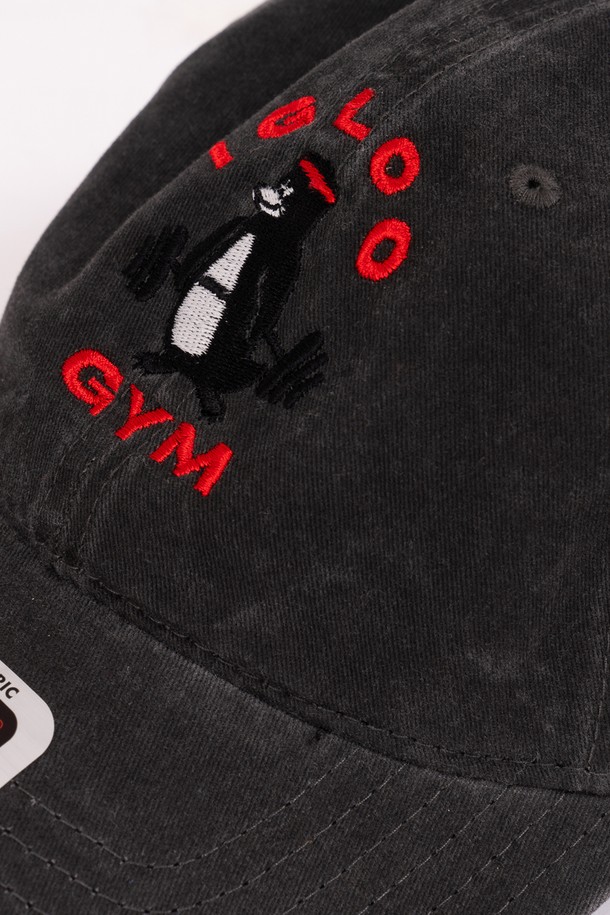 이글루 짐 워싱 볼캡 (블랙)은 남녀 모두 착용 가능한, 캐주얼, 미니멀, 스포티 스타일의 볼캡입니다. 부드러운 면 소재로 제작되어 편안한 착용감을 선사하며, 사계절 내내 활용 가능합니다. 로우프로파일 디자인에 6패널 구조, 피그먼트 워싱 처리, DAD HAT 스타일과 OTTO CAP 베이스를 사용하여 트렌디함을 더했습니다. 피트니스룩에 완벽하게 어울리며, 자수 디테일로 포인트를 주어 개성을 표현할 수 있습니다. 블랙 컬러로 어떤 스타일에도 쉽게 매치하여 데일리룩을 완성해보세요.
