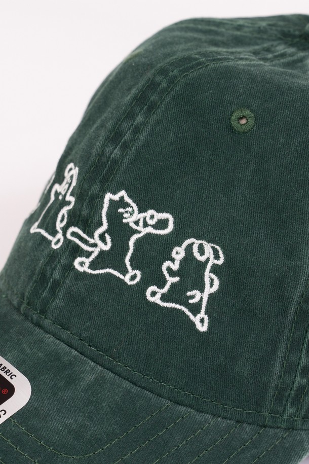 "이지 페이스 워싱 볼캡 (그린)"은 부드러운 면 소재로 제작되어 편안한 착용감을 선사합니다. 6패널 구조에 DAD HAT 스타일로 제작되었으며, 로우프로파일 모자 깊이와 일반 챙 넓이로 디자인되었습니다. 피그먼트 워싱 처리된 그린 컬러에 고양이와 강아지 캐릭터 자수, CRUDDY 콜라보레이션, GOOD ENERGY 프로젝트가 더해져 유니크함을 더합니다. 캐주얼, 스트리트, 미니멀 룩에 매치하여 동네 마실룩, 산책룩, 여행룩 등 다양한 TPO에 활용할 수 있습니다.
