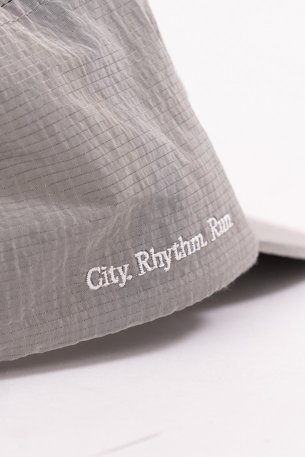 시티 러너스 캡 (그레이)은 러닝, 일상, 야간 활동에 적합한 모자입니다. 가볍고 통기성이 우수한 나일론 소재로 제작되었으며, 부드러운 촉감을 자랑합니다. 반사 기능을 갖춰 야간 활동 시 안전성을 높였으며, EVA 폼 챙으로 편안한 착용감을 제공합니다. 흡습, 속건 기능으로 쾌적함을 유지하며, 무광 면사 자수 로고 디자인이 돋보입니다. 스포티, 캐주얼, 미니멀 스타일의 러닝룩과 산책룩에 매치하기 좋습니다.
