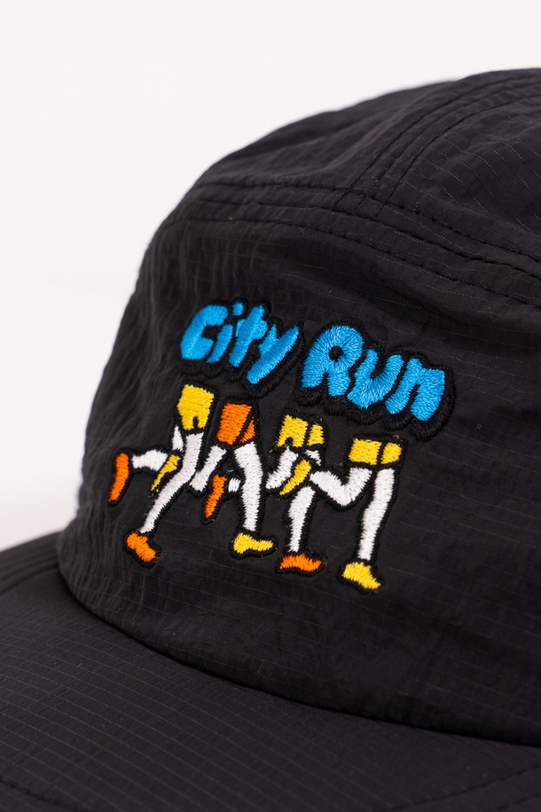 시티 러너스 캡 (블랙)은 러닝, 일상, 아웃도어 활동에 적합한 공용 모자입니다. 가볍고 통기성이 우수한 나일론 소재로 제작되어 사계절 내내 쾌적하게 착용할 수 있습니다. 얇은 두께와 일반적인 모자 깊이, 챙 넓이로 활동성을 높였으며, EVA 폼 챙으로 편안함을 더했습니다. 야간 활동 시 안전을 위한 재귀반사 디테일과 로고, 프린트 디자인 장식이 특징입니다. 스포티, 캐주얼, 미니멀 스타일의 러닝룩, 피트니스룩에 잘 어울립니다.
