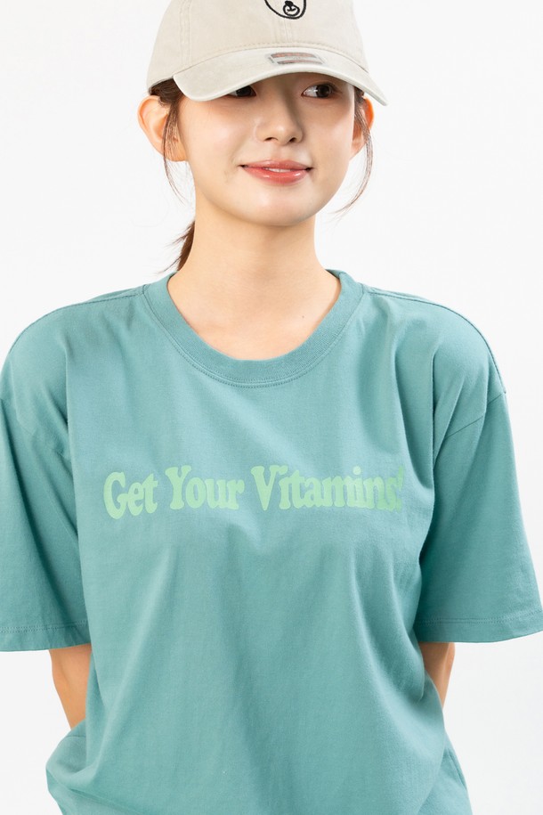 싱그러운 민트 컬러의 비타민 티셔츠 (수박)입니다. 남녀 공용으로 착용 가능하며, 봄과 여름에 어울리는 캐주얼 스타일의 반소매 티셔츠입니다. 부드러운 면 소재로 제작되어 편안한 착용감을 선사하며, 라운드넥과 루즈핏 또는 레귤러핏으로 디자인되었습니다. 수박 캐릭터 프린팅과 CRUDDY 디자인 스튜디오와의 콜라보레이션으로 유니크함을 더했습니다. THREE-NEEDLE STITCH 봉제와 이중 스티치 마감, 프린팅 라벨 적용으로 꼼꼼하게 제작되었습니다.
