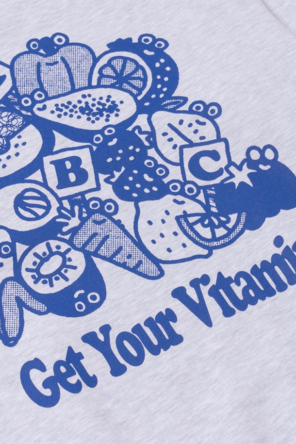 "비타민 스웻셔츠 (1% 멜란지)"는 2025 F/W 시즌, CRUDDY 디자인 스튜디오와의 콜라보레이션을 통해 탄생한 남녀 공용 스웻셔츠입니다. 부드러운 촉감의 면, 폴리에스테르 혼방 소재로 제작되어 흡습 및 속건 기능이 뛰어나 쾌적한 착용감을 선사합니다. 플랫심 스티치 공법과 러버프린트 기법으로 완성된 과일 모티프 디자인은 캐주얼, 미니멀, 스트리트 스타일을 모두 아우르는 매력을 발산합니다. 오버핏, 릴랙스핏의 넉넉한 핏과 라운드넥 디자인으로 편안한 착용감을 제공하며, 일상, 집콕룩, 산책룩 등 다양한 TPO에 활용 가능합니다.
