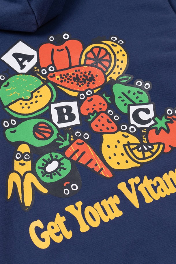 **비타민 후드티 (퍼플 네이비)**

캐주얼, 스트릿, 시티보이 스타일을 위한 비타민 후드티입니다. 봄, 가을, 겨울 모두 착용 가능하며, 두꺼운 두께감으로 따뜻함을 더합니다. 면과 폴리에스테르 혼방 소재로 제작되어 부드러운 촉감을 선사합니다. 플랫심 스티치 공법과 Good Energy 프로젝트 그래픽, CRUDDY 디자인 스튜디오 콜라보, 러버 프린트 기법, 과일 테마 아트워크가 돋보입니다. 오버핏과 루즈핏으로 편안하게 착용 가능하며, 캠핑룩과 산책룩에 활용하기 좋습니다.
