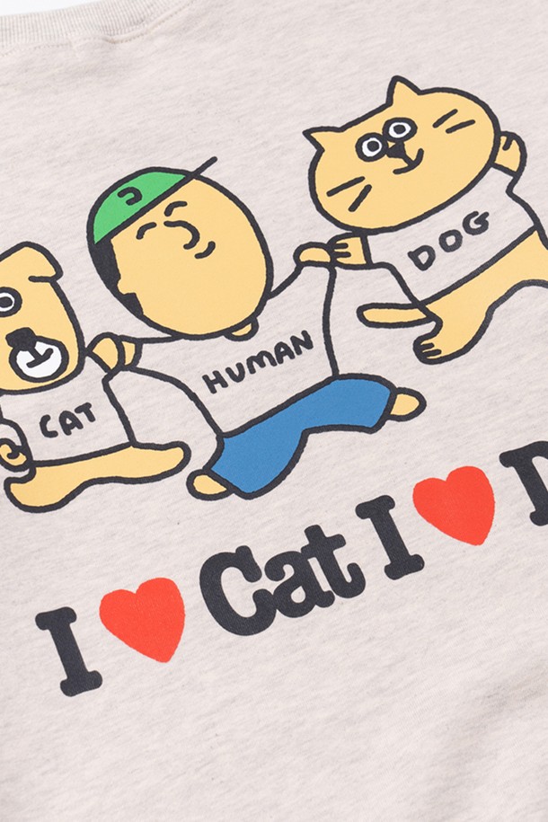 사랑스러운 고양이와 강아지 캐릭터 디자인이 돋보이는 "아이러브 캣 & 독" 스웻셔츠입니다. 오트밀 헤더 컬러의 부드러운 면과 폴리에스터 혼방 소재로 제작되어 편안한 착용감을 선사합니다. 루즈핏으로 제작되어 편안하게 입을 수 있으며, 라운드넥과 긴 소매 기장으로 간절기부터 겨울까지 따뜻하게 착용 가능합니다. 플랫심 스티치 마감으로 깔끔함을 더했으며, 흡습 및 속건 기능으로 쾌적함을 유지해 줍니다. 집콕룩, 산책룩 등 캐주얼하고 미니멀한 스타일을 연출하기에 좋은 아이템입니다.
