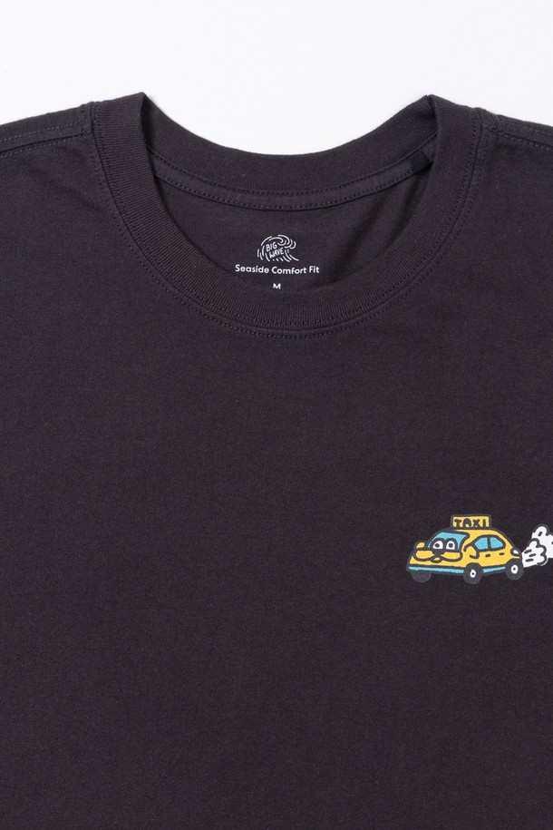 "퍼-랜드" 티셔츠 (젯 블랙)는 부드러운 면 소재로 제작되어 편안한 착용감을 선사합니다. 라운드넥에 오버핏 또는 릴랙스핏으로 연출하여 캐주얼, 미니멀, 스트리트 스타일을 모두 소화할 수 있습니다. 얇은 두께감으로 봄, 여름 시즌에 적합하며, 고품질 러버 프린트와 캐릭터 패턴으로 포인트를 더했습니다. 반소매 디자인과 삼봉 스티치 어깨 마감, 이중 스티치 소매단 및 밑단 마감으로 튼튼하게 제작되었습니다. 산책룩이나 집콕룩 등 다양한 TPO에 활용 가능합니다.
