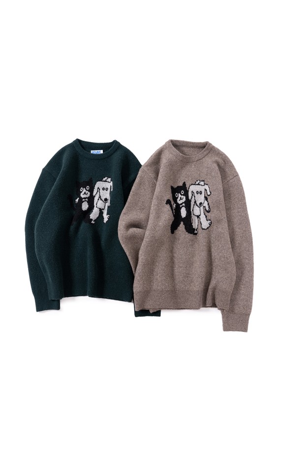 미야오 & 우프 니트 (파인 우드)는 부드러운 촉감의 울 혼방 소재로 제작되어 가을, 겨울철 따뜻하게 입을 수 있는 남녀 공용 니트입니다. 귀여운 미야오와 우프 캐릭터 자카드 패턴이 돋보이며, 오버핏 또는 레귤러핏으로 캐주얼한 스타일을 연출합니다. 라운드넥에 긴 소매 기장, 두꺼운 두께감으로 포근함을 더했습니다. 데이트룩, 모임룩 등 다양한 TPO에 활용 가능하며, 캐주얼, 클래식, 미니멀 스타일을 즐겨 입는 분들께 추천합니다. 입체적인 텍스처와 브라운 컬러의 조화가 세련된 분위기를 자아냅니다.
