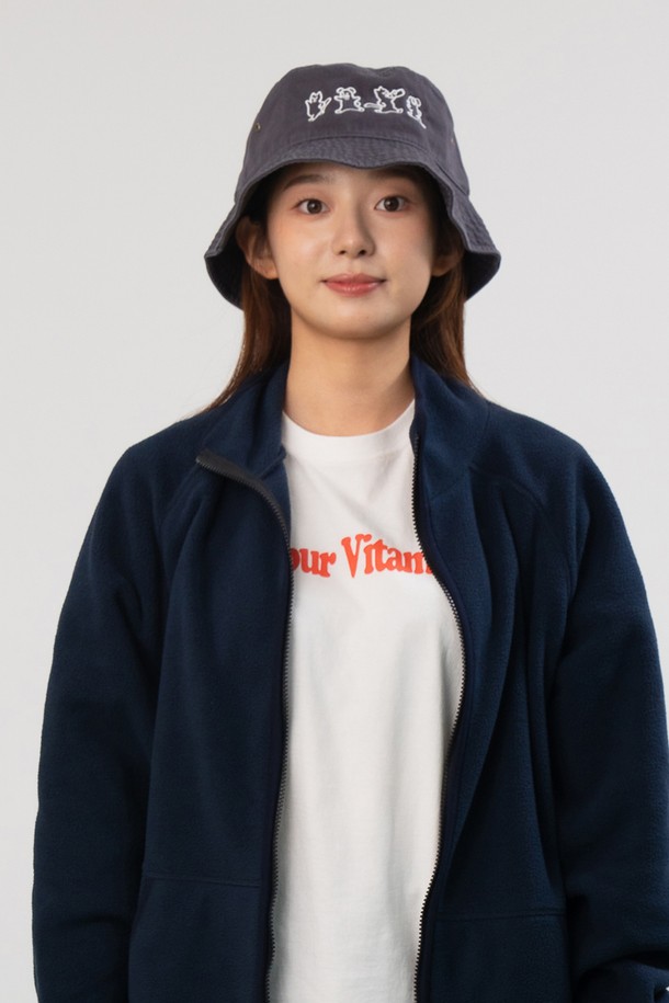 이지페이스 버킷햇 (슬레이트)는 가을, 겨울철 산책룩과 캐주얼, 스트리트 스타일을 연출하기 좋은 모자입니다. 부드러운 면 소재로 제작되었으며, 8cm의 모자 깊이와 6cm의 챙 넓이로 편안한 착용감을 제공합니다. 빈티지 피그먼트 워싱 기법이 적용되어 독특한 분위기를 자아내며, 프리미엄 자수실을 사용한 캐릭터 및 그래픽 디자인 자수가 포인트입니다. 특히, CRUDDY 디자인 스튜디오와 콜라보하여 반려동물 디자인을 담아 소장 가치를 높였습니다. 슬레이트 컬러는 어떤 옷에도 잘 어울려 스타일링의 폭을 넓혀줍니다.
