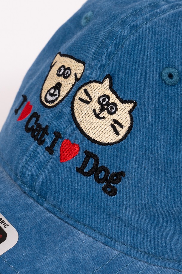 "아이러브 캣 & 독 워싱 볼캡 (스카이 블루)"는 싱가포르 디자인 스튜디오 CRUDDY와의 콜라보레이션으로 탄생한, 반려동물을 모티브로 한 모자입니다. 부드러운 면 소재에 빈티지 피그먼트 워싱 처리하여 편안한 착용감을 선사하며, GOOD ENERGY 프로젝트를 통해 특별함을 더했습니다. 스카이 블루 컬러와 귀여운 캐릭터 프린트, 고급 자수실로 표현된 디자인이 돋보입니다. 일상룩, 산책룩, 여행룩 등 다양한 TPO에 캐주얼, 미니멀, 스트리트 스타일을 더해 개성 있는 연출을 완성해보세요.
