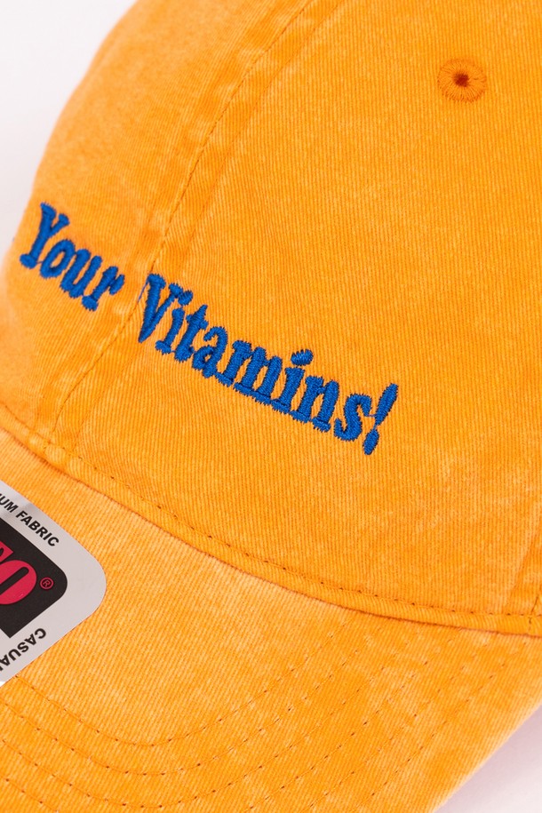 비타민 워싱 볼캡 (오렌지)은 2025 F/W 시즌 'Health' 테마를 담아, 일상 속 산책룩, 캠핑룩 등 캐주얼, 미니멀, 클래식 스타일을 연출하기 좋습니다. 부드러운 촉감의 면 소재를 사용하여 가을, 겨울 시즌에 착용하기 적합하며, 프리미엄 OTTO 원단을 통해 뛰어난 착용감을 제공합니다. CRUDDY 디자인 스튜디오와의 콜라보레이션으로 탄생한, 건강과 웰니스를 연결하는 과일 테마 아트워크 자수 및 빈티지 워싱 디자인이 특징입니다. 자연 기반 재생 섬유로 만든 프리미엄 실로 섬세하게 표현된 자수 디테일이 돋보이는 볼캡입니다.
