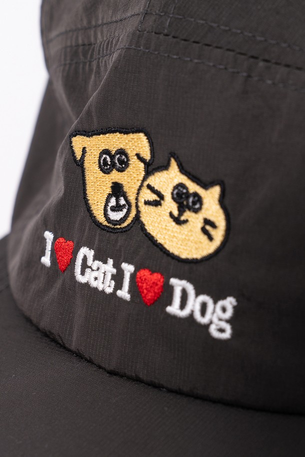 **아이러브 캣/독 귀돌이모자 (블랙)**

쌀쌀한 겨울, 당신의 산책룩을 책임질 아이러브 캣/독 귀돌이모자 (블랙)입니다. 나일론과 폴리에스테르 혼방 소재로 제작되어 부드러운 촉감과 뛰어난 보온성을 자랑합니다. 깊은 모자 깊이와 귀덮개 사이즈 확대로 더욱 따뜻하게 착용할 수 있으며, 방수 기능까지 갖춰 눈, 비 오는 날에도 안심하고 사용할 수 있습니다. 빈티지 스톤워싱 처리와 플리스 안감, 그리고 싱가포르 디자인 스튜디오 CRUDDY와의 콜라보레이션으로 디자인 완성도를 높였습니다. 캐주얼, 미니멀, 클래식 스타일의 산책룩에 매치하여 개성 있는 스타일을 연출해 보세요.
