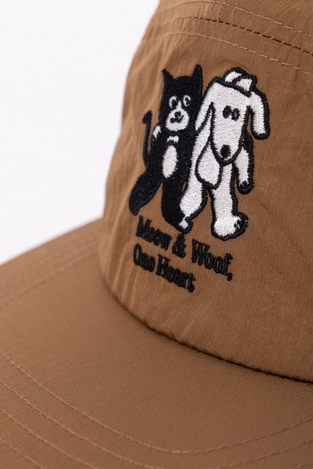 미야오 & 우프(MIAOU & OUF) 귀돌이모자 (탄)은 겨울철 추위로부터 아이들을 따뜻하게 보호해 주는 모자입니다. 부드러운 촉감의 나일론과 폴리에스테르 소재로 제작되었으며, 특히 빈티지 스톤워싱 가공과 내부 플리스 안감으로 보온성을 높였습니다. 귀를 덮는 디자인과 스트랩 디테일로 활동적인 아이들도 편안하게 착용할 수 있으며 사이즈 조절이 가능합니다. 싱가포르 디자인 스튜디오 CRUDDY와의 콜라보레이션으로 탄생한, 캐릭터 자수 패턴이 돋보이는 캐주얼하고 클래식한 디자인입니다. 산책룩, 여행룩 등 다양한 스타일에 매치하여 겨울철 스타일을 완성해보세요.
