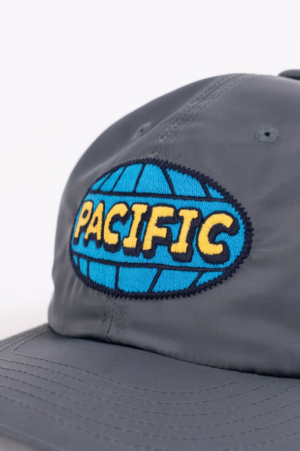 PACIFIC NYLON WIDE CAP은 해저 테마 캐릭터 디자인과 PACIFIC WITH TURTLE 그래픽 자수가 돋보이는 볼캡입니다. 나일론 소재로 제작되었으며 와이드 챙과 깊이, 스트랩 조절 기능으로 편안한 착용감을 제공하며, 일상에서 봄, 여름, 가을에 활용하기 좋습니다. 매트한 촉감과 5% 커브 챙이 특징이며, 그레이 색상으로 다양한 스타일에 잘 어울립니다.
