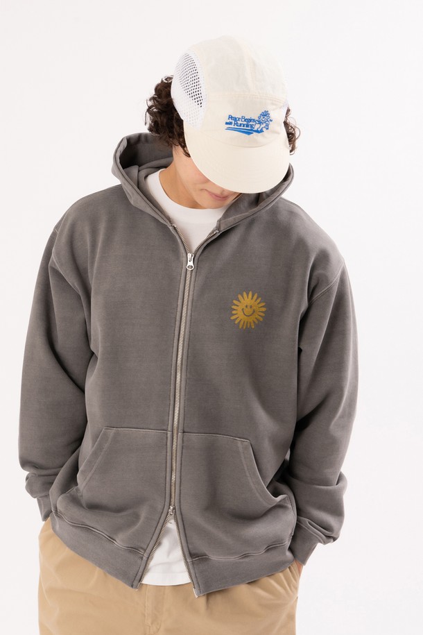 피스 어게인 그래픽 후드집업(라이트 슬레이트)은 면 70%와 폴리에스터 30% 혼방 소재로 제작되어 부드러운 촉감과 두꺼운 두께감으로 겨울철 따뜻함을 선사합니다. 캐주얼, 스포티 스타일의 오버핏과 루즈핏으로 편안한 착용감을 제공하며, 그래픽 프린트와 피그먼트 워싱 처리로 유니크한 디자인을 더했습니다. 고내구성, 내마모성, 빠른 수분 흡수 기능으로 겨울 데일리룩, 집콕룩, 산책룩 등 다양한 TPO에 활용하기 좋습니다.
