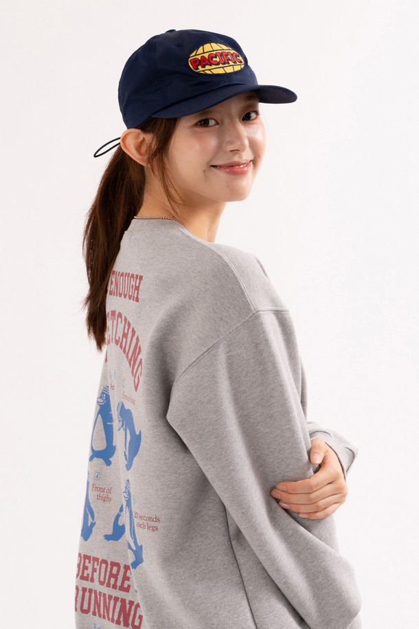 **스트레칭 펭귄 스웻셔츠 (스포츠 그레이)**는 러닝룩과 겨울 데일리룩에 모두 잘 어울리는 스포티하고 캐주얼한 스타일의 상의입니다. 면과 폴리에스테르 혼방의 두꺼운 소재로 제작되어 부드러운 촉감을 제공하며, 흡습 및 속건 기능으로 쾌적함을 유지합니다. 긴 소매와 레귤러 핏, 라운드넥 디자인으로 편안한 착용감을 선사하며, 귀여운 펭귄 캐릭터와 발포 및 라바 나염 프린팅이 특징입니다. 이 제품은 여성 및 남성 모두 착용 가능하며, THREE-NEEDLE STITCH 봉제로 튼튼하게 제작되었습니다.
