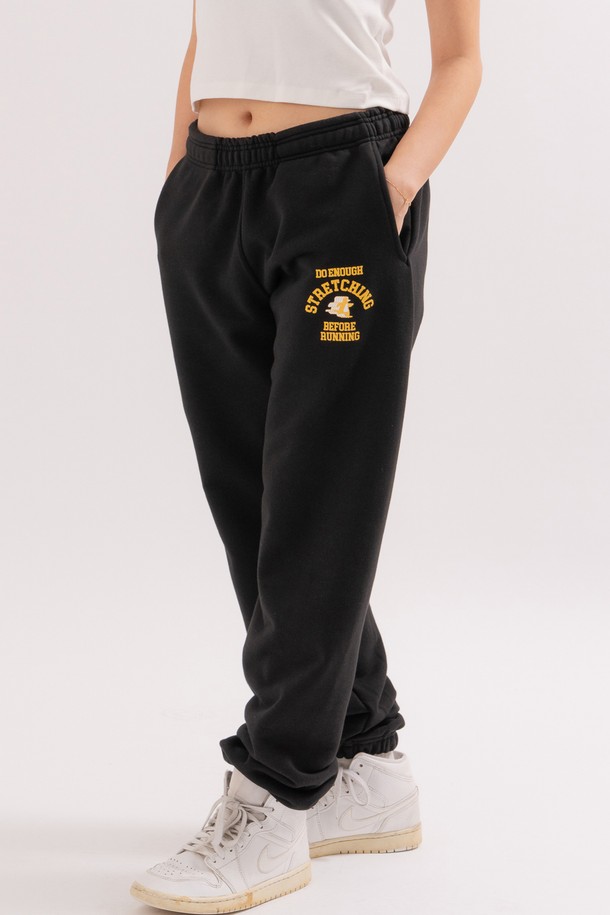 스트레칭 펭귄 스웻팬츠 (블랙)는 스포티, 캐주얼, 미니멀 스타일을 추구하는 남녀 모두를 위한 스웻팬츠입니다. 면과 폴리에스테르 혼방 소재로 제작되어 부드러운 촉감과 두꺼운 두께감을 자랑하며, 봄, 가을, 겨울 계절에 적합합니다. 펭귄 그래픽 디자인과 루즈핏으로 편안함과 개성을 동시에 잡았으며, 러닝룩, 집콕룩, 겨울 데일리룩 등 다양한 TPO에 활용할 수 있습니다. 3중 바늘 스티치 공법과 러버, 퍼프 프린팅으로 디테일을 더했으며, 허리 밴딩 처리로 편안한 착용감을 제공합니다. 긴 기장의 루즈핏으로 활동성을 높였습니다.
