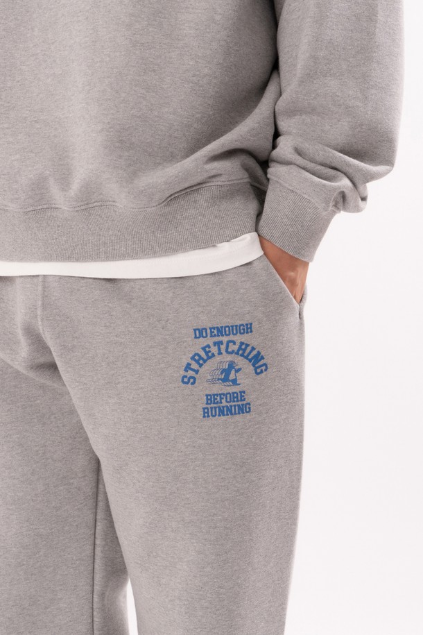 **스트레칭 펭귄 스웻팬츠 (스포츠 그레이)**

부드러운 면과 폴리에스터 혼방 소재로 제작되어 편안한 착용감을 선사하는 스트레칭 펭귄 스웻팬츠입니다. 스포츠 그레이 컬러에 펭귄 그래픽 디자인이 포인트로 더해져 캐주얼하면서도 개성 있는 스타일을 연출합니다. 밴딩 처리된 허리와 루즈핏 디자인으로 활동성을 높였으며, 일상 및 운동 시 편안하게 착용하기 좋습니다. 사계절 내내 활용 가능한 두께감에 3중 바늘 스티치 공법으로 내구성을 강화했습니다. 집콕룩, 산책룩 등 다양한 TPO에 맞춰 스포티하고 미니멀한 스타일을 완성해보세요.
