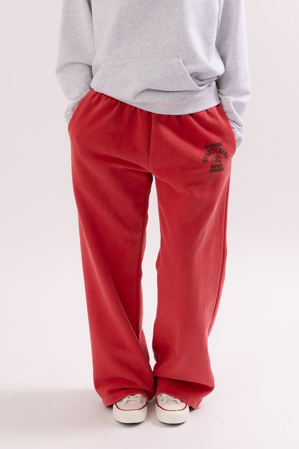 레드 컬러의 스트레칭 펭귄 우먼 스웻팬츠는 면과 폴리에스테르 혼방 소재로 제작되어 부드러운 촉감을 선사하며, 흡습 및 속건 기능으로 쾌적한 착용감을 제공합니다. 밴딩 처리된 허리와 THREE-NEEDLE STITCH 공법, 러버/퍼프 프린트, 피그먼트 워싱 등의 디테일이 돋보이는 스포티 & 캐주얼 스타일로, 운동, 일상, 집콕 등 다양한 TPO에 활용하기 좋습니다. 편안함과 스타일을 모두 갖춘 이 팬츠는 사계절 내내 활용 가능한 실용적인 아이템입니다.
