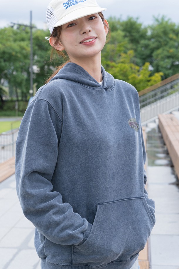 네이비 컬러의 인조이 오션 라이프 후드티는 캐주얼한 스타일을 선호하는 여성 및 남성을 위한 상의입니다. 면 70%와 폴리에스터 30%의 혼방 소재로 제작되어 부드러운 촉감을 자랑하며, 봄, 가을, 겨울 계절에 착용하기 좋습니다. 루즈핏과 레귤러 기장으로 편안한 착용감을 제공하며, UNDERWATER ODYSSEY 테마 그래픽과 라바 나염 프린트가 특징입니다. 슬트바이오 워싱 가공과 THREE-NEEDLE STITCH 봉제로 내구성을 높였으며, 집콕룩, 겨울 데일리룩, 가을 나들이룩 등 다양한 TPO에 활용할 수 있습니다.
