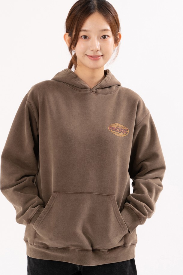 인조이 오션 라이프 후드티 (브라운)는 부드러운 면과 폴리에스테르 혼방 소재로 제작되어 편안한 착용감을 선사합니다. 앞뒤 해양 생물 테마의 그래픽 프린트와 크랙 기법이 돋보이며, 릴랙스핏과 두꺼운 두께감으로 캐주얼 및 스트릿 스타일을 연출하기 좋습니다. 봄, 가을, 겨울철 동네 마실룩이나 캠핑룩에 활용하기 좋은 아이템입니다.
