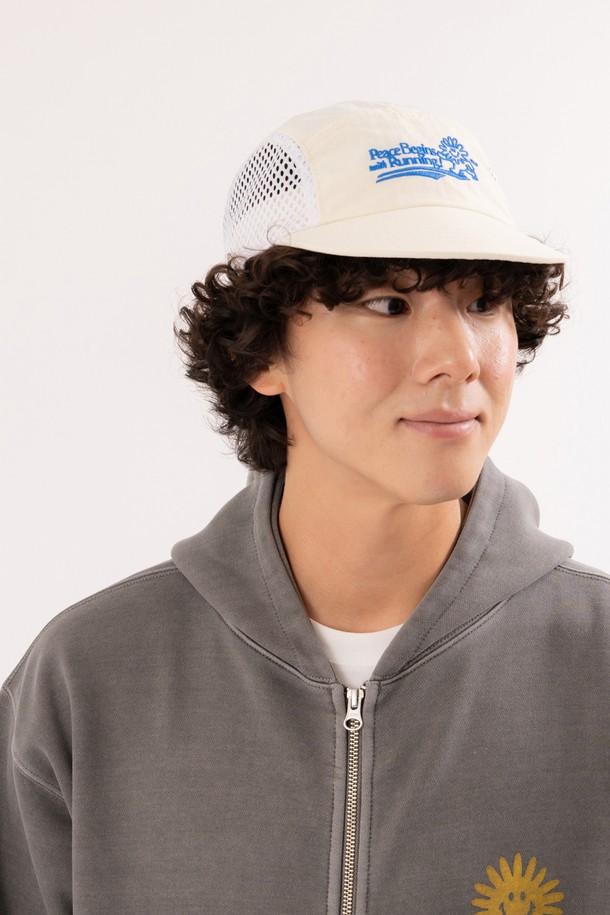 피스 러너스 캡 (크림)은 러닝과 아웃도어 활동에 최적화된 캡모자입니다. 얇고 가벼운 리프스탑 나일론 소재와 통기성이 뛰어난 메쉬 패널, 속건 기능으로 쾌적한 착용감을 선사하며, 스트레치 스트랩으로 사이즈 조절이 용이합니다. 깔끔한 크림 컬러에 로고와 자수, "RUN MORE WORRY LESS" 메시지 프린팅이 돋보이며, 스포티, 캐주얼, 미니멀 스타일을 연출하기 좋습니다.
