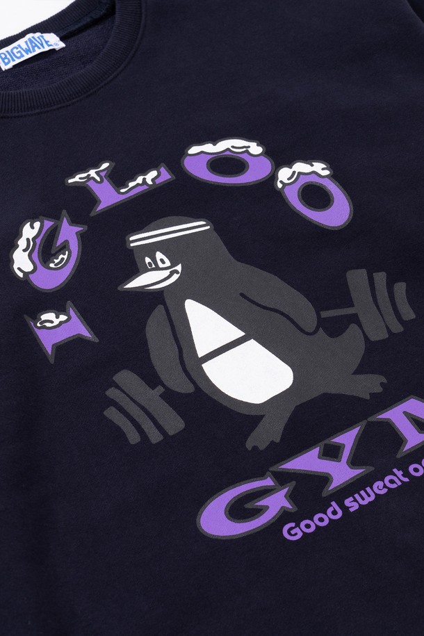 이글루 짐 스웻셔츠 (다크 네이비)는 남녀 공용으로, 피트니스 및 일상에서 모두 활용 가능한 스포티하고 캐주얼한 스타일의 스웻셔츠입니다. 두꺼운 두께감으로 봄, 가을, 겨울 시즌에 착용하기 좋으며, 부드러운 촉감을 자랑합니다. 면 70%, 폴리에스터 30% 혼방 소재에 흡습 및 속건 기능을 더해 활동성을 높였습니다. 오버핏 라운드넥 디자인에 로고 및 러버 프린트 나염, THREE-NEEDLE STITCH 공법을 사용하여 디자인 완성도를 높였습니다. 겨울 데일리룩과 피트니스룩 모두에 잘 어울리는 미니멀한 디자인의 스웻셔츠입니다.
