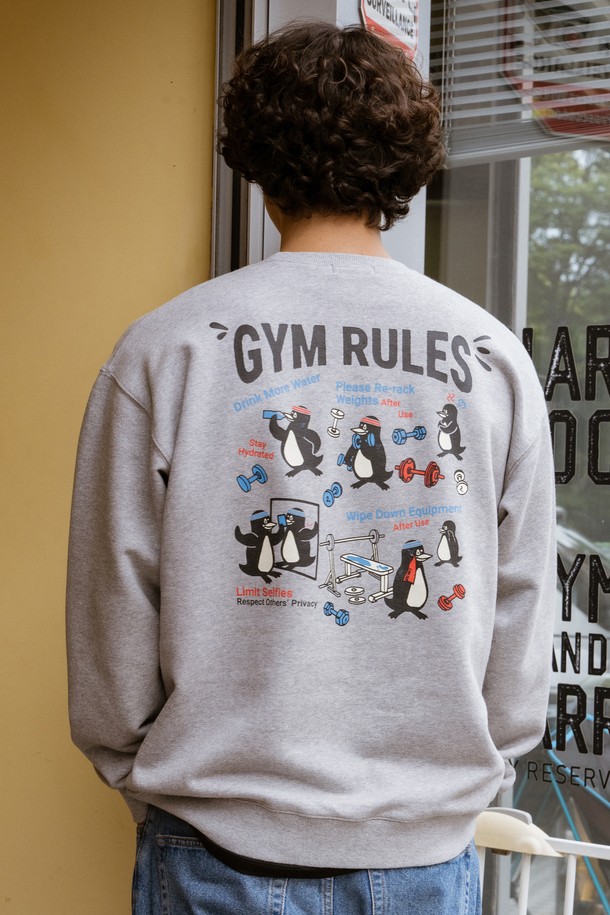 짐 룰즈 스웻셔츠 (스포츠 그레이)는 남녀 모두 착용 가능한 스포티하고 캐주얼한 스타일의 상의입니다. 피트니스, 겨울 데일리룩 등 다양한 TPO에 적합하며, 봄, 가을, 겨울 계절에 활용하기 좋습니다. 부드러운 면과 폴리에스테르 혼방 소재로 제작되어 흡습 및 속건 기능을 갖췄습니다. 두꺼운 두께감과 루즈핏 또는 레귤러핏으로 편안한 착용감을 제공하며, 라운드넥과 긴소매 디자인입니다. 삼중 바늘 스티치 공법과 짐 룰즈 텍스트, 러버 프린트가 앞면과 뒷면에 적용되어 퀄리티를 높였습니다.
