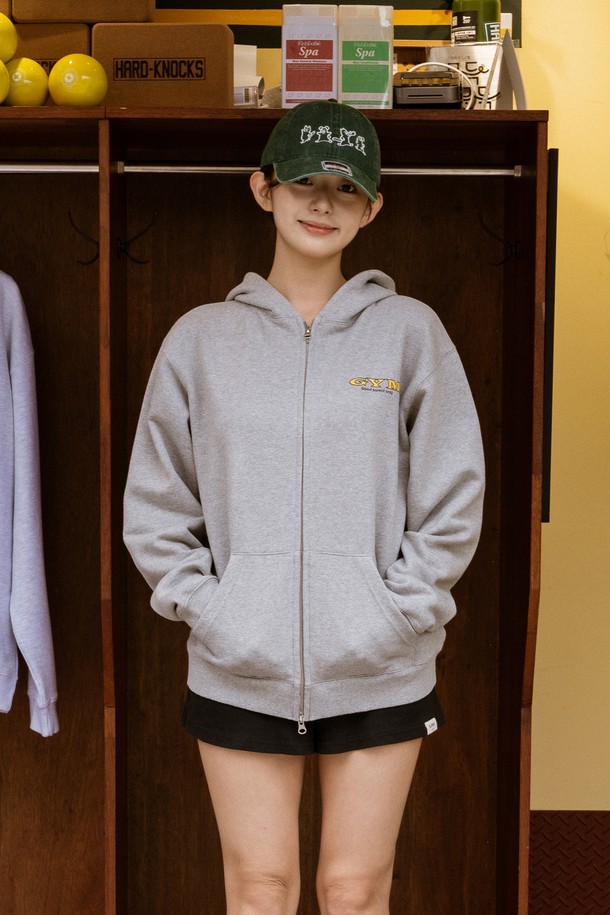 이글루 짐 후드집업 (스포츠 그레이)은 피트니스와 일상에서 모두 활용 가능한 남녀 공용 후드집업입니다. 봄, 가을에 적합하며, 레귤러핏에 두꺼운 두께감으로 제작되어 따뜻하고 편안한 착용감을 제공합니다. 부드러운 면과 폴리에스테르 혼방 소재로 흡습 및 속건 기능이 뛰어나 활동적인 움직임에도 쾌적함을 유지해 줍니다. 3바늘 스티치 공법과 러버 프린트 디테일이 돋보이는 스포티하고 캐주얼한 스타일의 후드집업입니다. 긴 소매와 레귤러 기장으로 다양한 스타일 연출이 가능합니다.
