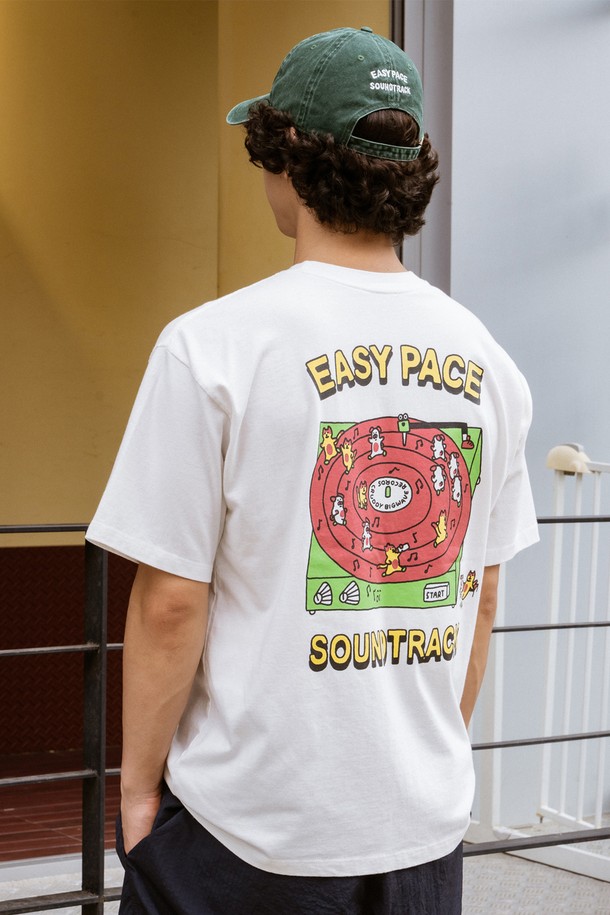 이지 페이스 티셔츠 (오프 화이트)는 남녀 모두 착용 가능한 캐주얼하고 스포티한 스타일의 티셔츠입니다. 러닝, 피트니스, 일상복으로 활용하기 좋으며, 가을, 겨울에 적합합니다. CRUDDY 디자인 스튜디오와의 콜라보레이션을 통해 완성된 'RUN FUN GYM' 테마 그래픽이 돋보입니다. 러버 프린팅 기법과 THREE-NEEDLE STITCH 공법을 사용하여 내구성을 높였으며, 프린팅 라벨로 깔끔하게 마감했습니다. 오버핏 또는 레귤러핏으로 편안하게 착용 가능하며, 라운드넥 반소매 디자인입니다.
