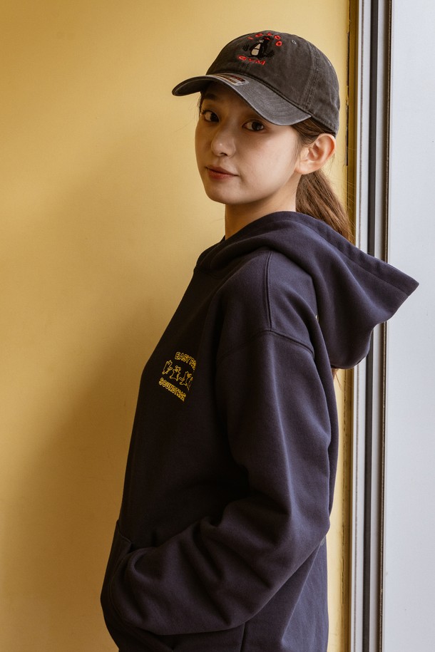 이지 페이스 후드티 (다크네이비)는 남녀 모두 착용 가능한 캐주얼, 스포티, 스트리트 스타일의 후드티입니다. 봄, 가을, 겨울에 활용하기 좋으며, 일상 및 운동 시 편안하게 착용할 수 있습니다. 면과 폴리에스테르 혼방 소재로 제작되어 부드러운 촉감과 흡습, 속건 기능을 제공합니다. 강아지와 고양이 사운드트럭 그래픽이 돋보이는 유니크한 디자인으로, CRUDDY 디자인 스튜디오와의 콜라보레이션을 통해 완성되었습니다. 오버핏 또는 레귤러핏으로 연출 가능하며, THREE-NEEDLE STITCH 공법과 RUBBER PRINT 기법을 사용하여 내구성을 높였습니다.
