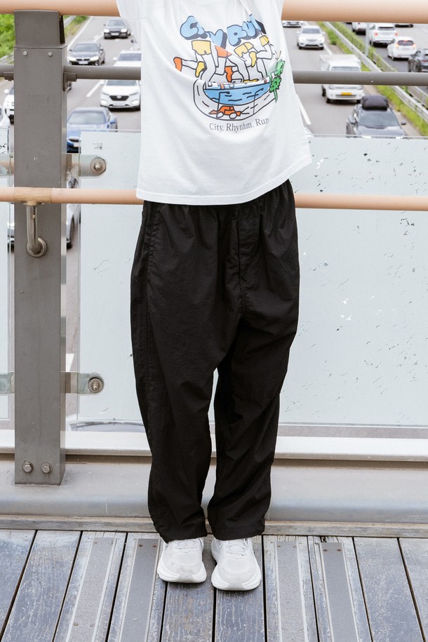 클라우드 러너 팬츠 (블랙)는 남녀 모두 착용 가능한 사계절용 러닝 팬츠입니다. 경량의 나일론 소재와 신축성 있는 기능으로 편안한 착용감을 제공하며, 더블 립스탑 원단으로 내구성을 강화했습니다. 레귤러핏으로 제작되었으며, 스포티하면서도 미니멀한 스타일을 연출합니다. 러닝룩 또는 운동, 일상복으로 활용하기 좋으며, 자수 로고 디테일이 돋보입니다. 얇고 부드러운 촉감의 블랙 컬러 팬츠입니다.
