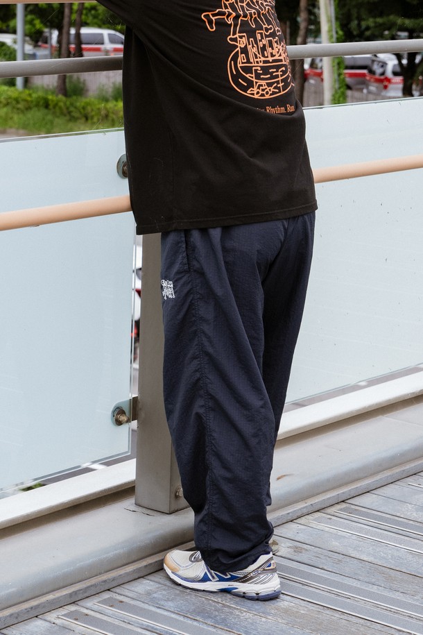 클라우드 러너 팬츠 (네이비)는 러닝과 피트니스 활동에 적합한 여성 및 남성용 긴바지입니다. 스포티한 스타일의 이 바지는 사계절 내내 착용 가능하며, 얇은 두께감과 오버핏 또는 레귤러핏으로 편안한 착용감을 제공합니다. 내구성이 강화된 더블 립스탑 원단과 자수 디테일이 특징이며, 세탁 후에도 형태가 유지됩니다. 밴딩 처리로 활동성을 높였으며, 미니멀한 디자인과 스퀘어 패턴이 돋보입니다.
