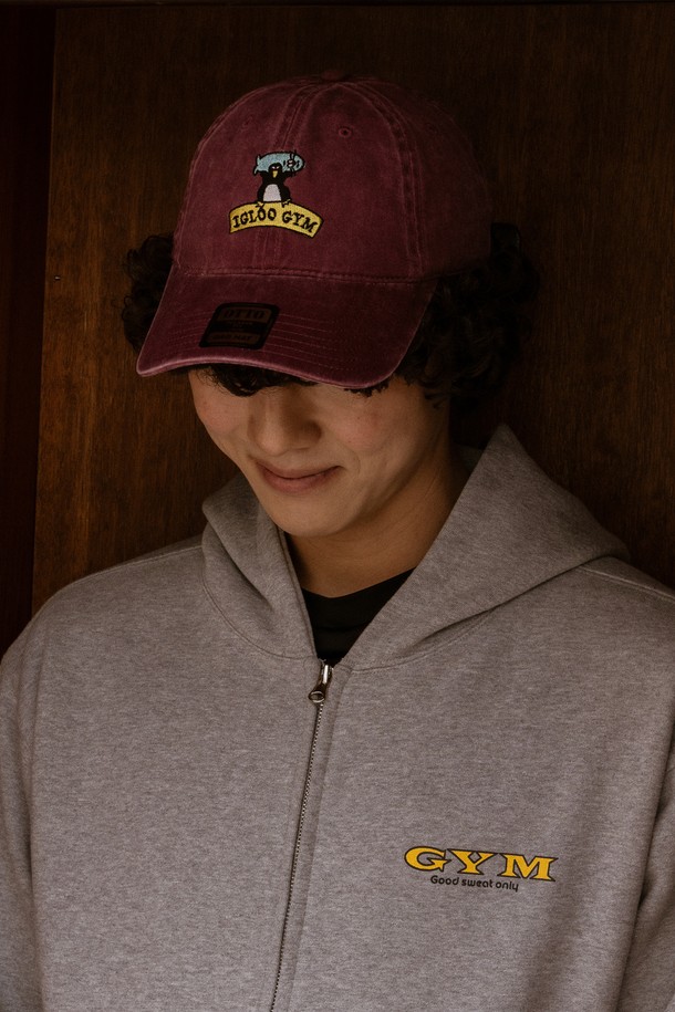 "이글루 짐 워싱 볼캡 (크루디 버전)"은 부드러운 면 소재로 제작되어 편안한 착용감을 선사합니다. 로우 프로파일 디자인과 6패널 구조로, DAD HAT 스타일을 연출하며, 버건디 컬러에 면 자수 로고가 포인트로 들어가 있습니다. 워싱 처리로 빈티지한 멋을 더했으며, 사이즈 조절이 가능하여 누구나 편안하게 착용할 수 있습니다. 캐주얼, 미니멀, 스포티한 스타일을 즐기는 분들께 제격이며, 일상, 피트니스, 운동 등 다양한 TPO에 활용하기 좋습니다.
