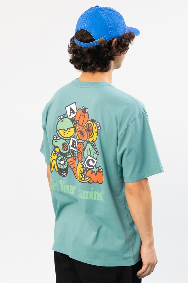 싱그러운 민트 컬러의 비타민 티셔츠 (수박)입니다. 남녀 공용으로 착용 가능하며, 봄과 여름에 어울리는 캐주얼 스타일의 반소매 티셔츠입니다. 부드러운 면 소재로 제작되어 편안한 착용감을 선사하며, 라운드넥과 루즈핏 또는 레귤러핏으로 디자인되었습니다. 수박 캐릭터 프린팅과 CRUDDY 디자인 스튜디오와의 콜라보레이션으로 유니크함을 더했습니다. THREE-NEEDLE STITCH 봉제와 이중 스티치 마감, 프린팅 라벨 적용으로 꼼꼼하게 제작되었습니다.
