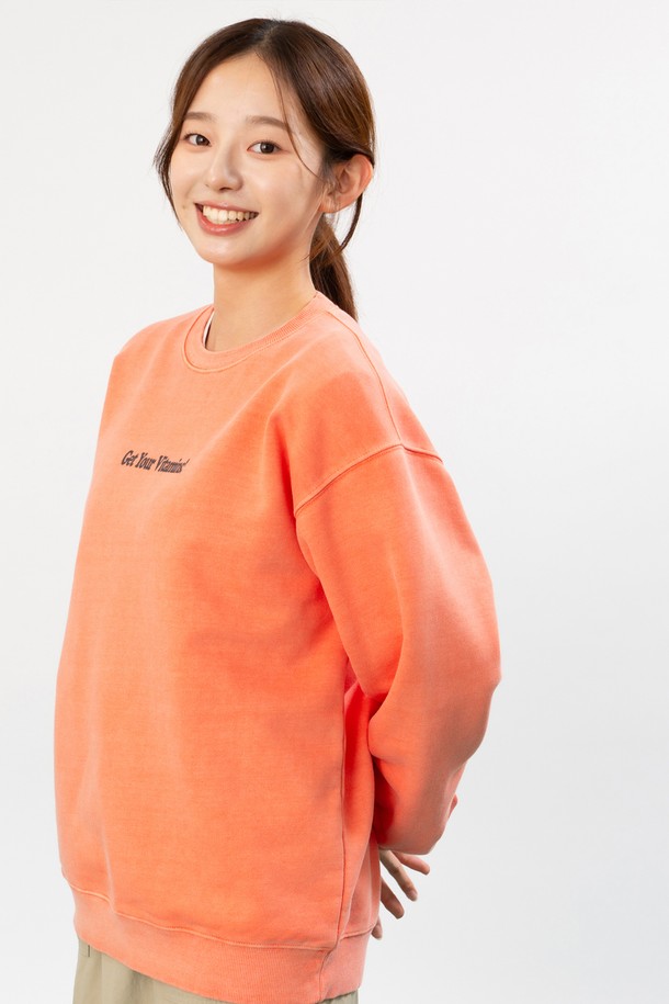 눈부신 햇살을 닮은 비타민 스웻셔츠 (피그먼트 오렌지)입니다. 부드러운 면과 폴리에스테르 혼방 소재로 제작되어 넉넉한 오버핏 실루엣과 두꺼운 두께감으로 편안한 착용감을 선사합니다. 봄, 가을 시즌 캐주얼 룩을 완성하며, 흡습 및 속건 기능으로 쾌적함을 유지합니다. 피그먼트 워싱 처리와 러버 프린트, CRUDDY 디자인 스튜디오 콜라보레이션, GOOD ENERGY 프로젝트 아트워크, 플랫심 스티치 공법 등 섬세한 디테일이 돋보입니다. 라운드넥과 긴 소매 디자인으로, 봄 소풍룩이나 캠핑룩, 혹은 스트리트, 시티보이 스타일을 연출하기 좋습니다.
