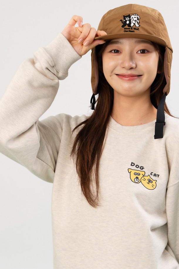 사랑스러운 고양이와 강아지 캐릭터 디자인이 돋보이는 "아이러브 캣 & 독" 스웻셔츠입니다. 오트밀 헤더 컬러의 부드러운 면과 폴리에스터 혼방 소재로 제작되어 편안한 착용감을 선사합니다. 루즈핏으로 제작되어 편안하게 입을 수 있으며, 라운드넥과 긴 소매 기장으로 간절기부터 겨울까지 따뜻하게 착용 가능합니다. 플랫심 스티치 마감으로 깔끔함을 더했으며, 흡습 및 속건 기능으로 쾌적함을 유지해 줍니다. 집콕룩, 산책룩 등 캐주얼하고 미니멀한 스타일을 연출하기에 좋은 아이템입니다.
