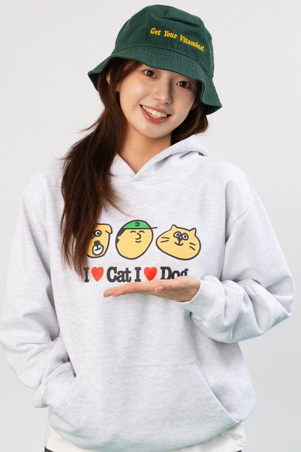 아이러브 캣 & 독 후드티 (1% 멜란지)는 캐주얼, 미니멀, 스트리트 스타일을 아우르는 남녀 공용 후드티입니다. 봄, 가을, 겨울 시즌에 적합하며, 오버핏으로 편안한 착용감을 선사합니다. 멜란지 컬러의 부드러운 면, 폴리에스테르 혼방 소재로 제작되어 흡습 및 속건 기능이 뛰어나고, 두꺼운 두께감으로 따뜻함을 더합니다. 고급 러버 프린트 기법과 플랫심 스티치 마감, 트리플 구조 스티칭으로 내구성을 높였으며, 귀여운 캐릭터 프린트가 돋보이는 디자인입니다.
