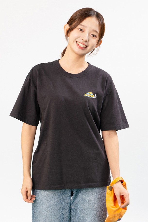 "퍼-랜드" 티셔츠 (젯 블랙)는 부드러운 면 소재로 제작되어 편안한 착용감을 선사합니다. 라운드넥에 오버핏 또는 릴랙스핏으로 연출하여 캐주얼, 미니멀, 스트리트 스타일을 모두 소화할 수 있습니다. 얇은 두께감으로 봄, 여름 시즌에 적합하며, 고품질 러버 프린트와 캐릭터 패턴으로 포인트를 더했습니다. 반소매 디자인과 삼봉 스티치 어깨 마감, 이중 스티치 소매단 및 밑단 마감으로 튼튼하게 제작되었습니다. 산책룩이나 집콕룩 등 다양한 TPO에 활용 가능합니다.
