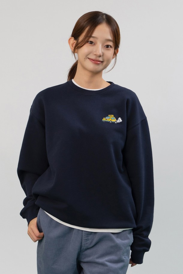 퍼-랜드 스웻셔츠 (다크 네이비)는 부드러운 촉감의 면과 폴리에스테르 혼방 소재로 제작되어 봄, 가을, 겨울철에 착용하기 좋습니다. 도시적인 펫 디자인의 프린트와 오버핏으로 캐주얼, 스트릿 스타일을 연출하며, 플랫심 스티치 공법과 러버 프린트 기법으로 내구성을 높였습니다. 넉넉한 두께감과 흡습, 속건 기능으로 편안함을 제공하며, 세탁 후 색바램을 최소화하여 오래도록 유지할 수 있습니다. 캠핑룩, 산책룩 등 다양한 TPO에 활용 가능하며, 라운드넥과 긴소매 디자인으로 어떤 스타일에도 쉽게 매치할 수 있습니다.
