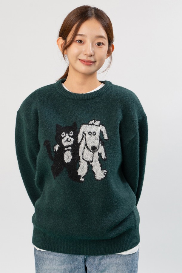 미야오 & 우프 니트 (다크 그린)는 부드러운 니트 소재로 제작되어 포근한 착용감을 선사합니다. 톤 다운된 다크 그린 컬러와 귀여운 캐릭터 자수 디테일이 돋보이는 캐주얼 니트입니다. 루즈핏으로 편안하게 착용 가능하며, 가을, 겨울 시즌 데일리룩에 활용하기 좋습니다. 라운드넥과 긴소매 디자인으로 어떤 스타일에도 쉽게 매치할 수 있으며, 두께감이 있어 따뜻하게 입을 수 있습니다. 남녀 공용으로 착용 가능하여 커플룩으로도 추천합니다.
