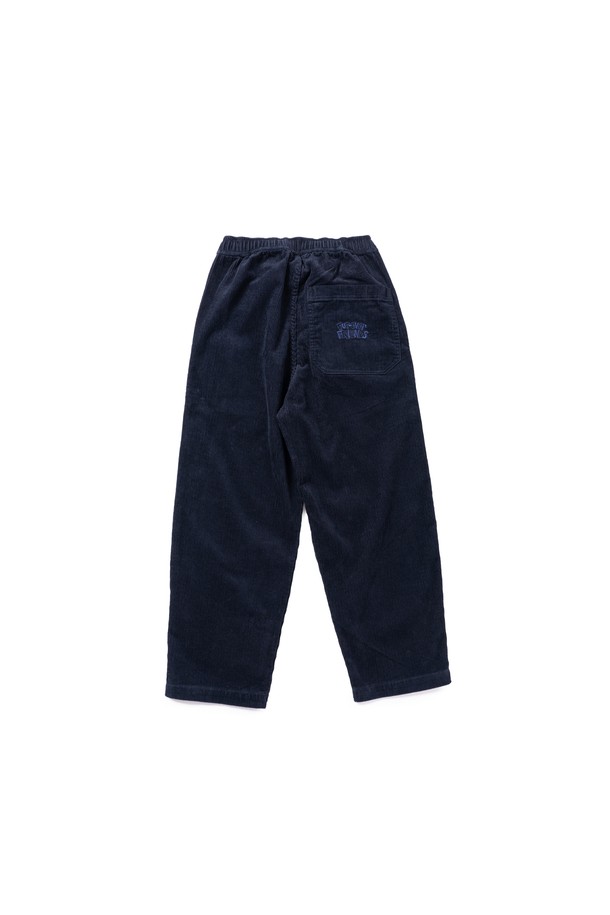 도그 워커 코듀로이 팬츠 (네이비)는 가을, 겨울철 일상과 출근, 산책룩에 모두 잘 어울리는 남성용 바지입니다. 부드러운 촉감의 두꺼운 코듀로이 소재로 제작되어 따뜻하고 편안한 착용감을 선사합니다. 베이직하고 캐주얼한 스타일로 다양한 상의와 매치하기 좋으며, 레귤러핏으로 편안한 활동성을 보장합니다. 허리 밴딩 처리와 실용적인 포켓 디테일이 더해져 실용성을 높였습니다. 톤 다운된 네이비 컬러로, 어떤 룩에도 자연스럽게 스며들어 세련된 스타일을 연출할 수 있습니다.
