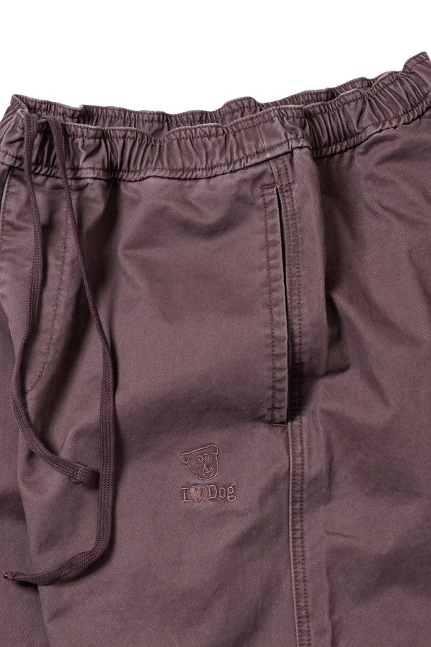 도그 워커 코튼팬츠 (버건디)는 남녀 모두 착용 가능한 캐주얼 코튼 팬츠입니다. 봄, 여름, 가을 세 계절에 걸쳐 활용 가능하며, 출근룩과 비즈니스 캐주얼에도 잘 어울립니다. 미니멀, 클래식 스타일을 선호하는 분들께 추천하며, 무지 디자인의 긴 기장으로 다양한 상의와 매치하기 좋습니다. 버건디 컬러로 세련된 분위기를 연출할 수 있습니다.
