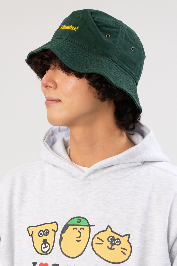 세련된 다크 그린 컬러의 비타민 버킷햇입니다. 캐주얼하고 미니멀한 스타일로, 산책룩과 여행룩에 잘 어울립니다. 남녀 공용으로 착용 가능하며, 무지 디자인으로 어떤 스타일에도 매치하기 용이합니다. 편안한 착용감으로 데일리 아이템으로 활용하기 좋습니다.
